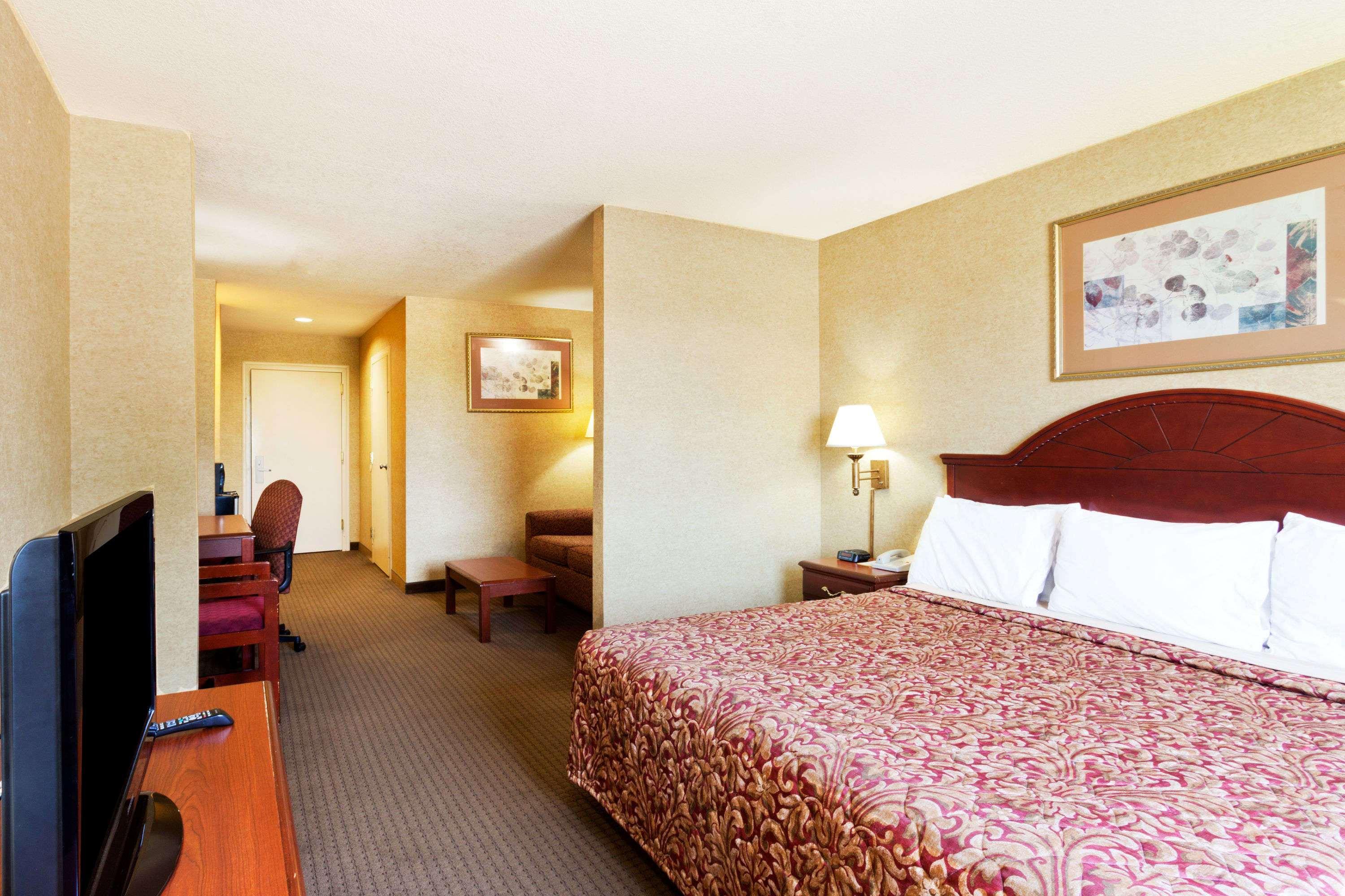 Days Inn & Suites By Wyndham Wynne Экстерьер фото