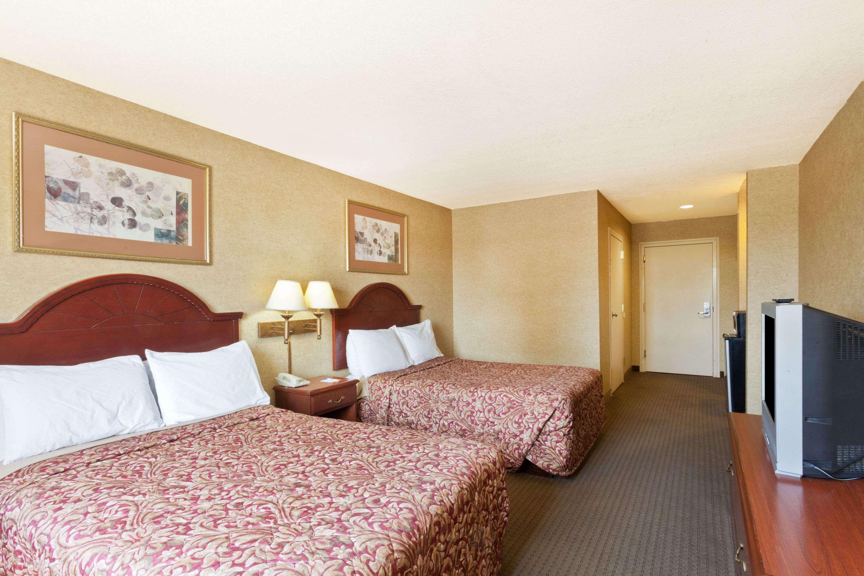 Days Inn & Suites By Wyndham Wynne Экстерьер фото