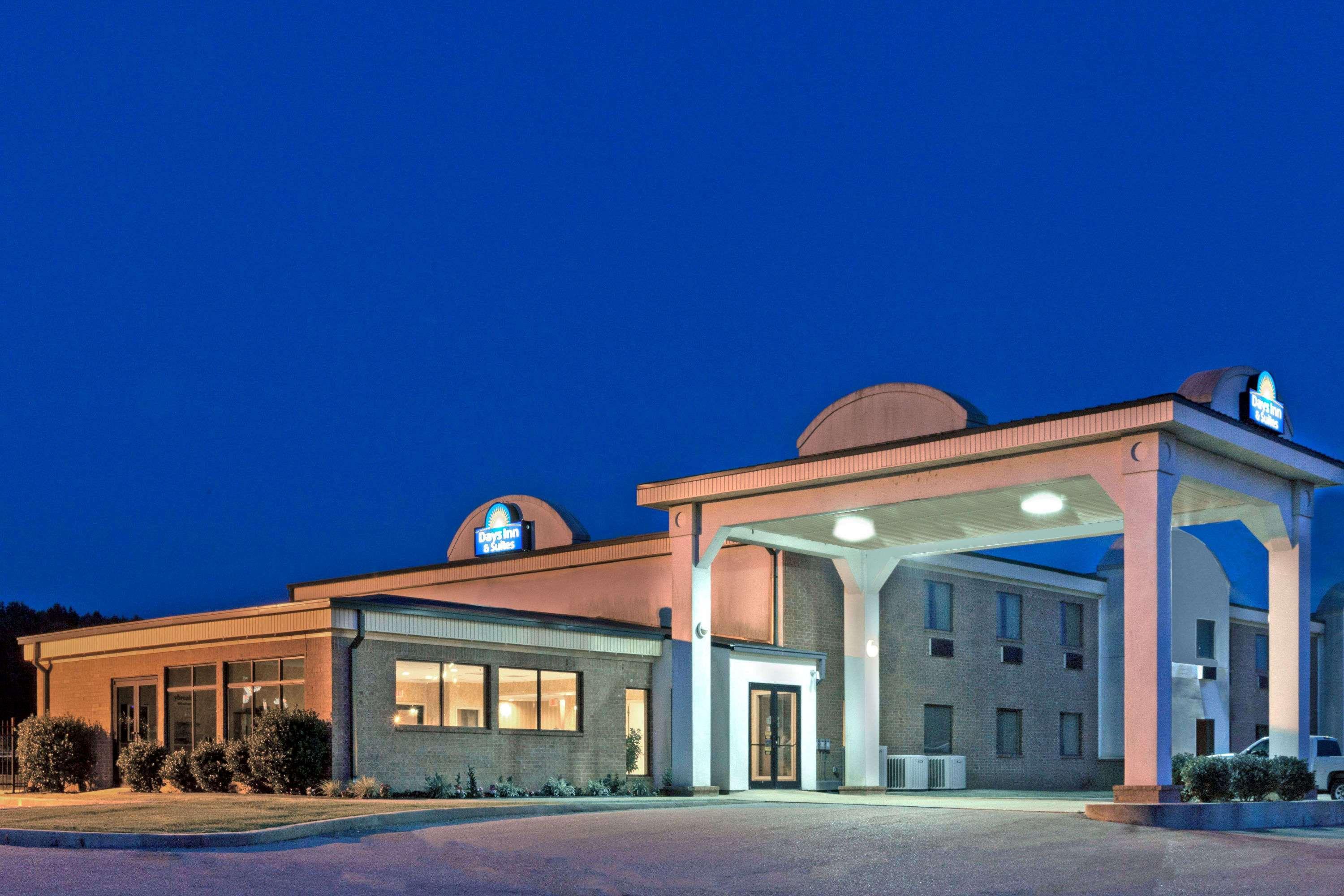 Days Inn & Suites By Wyndham Wynne Экстерьер фото