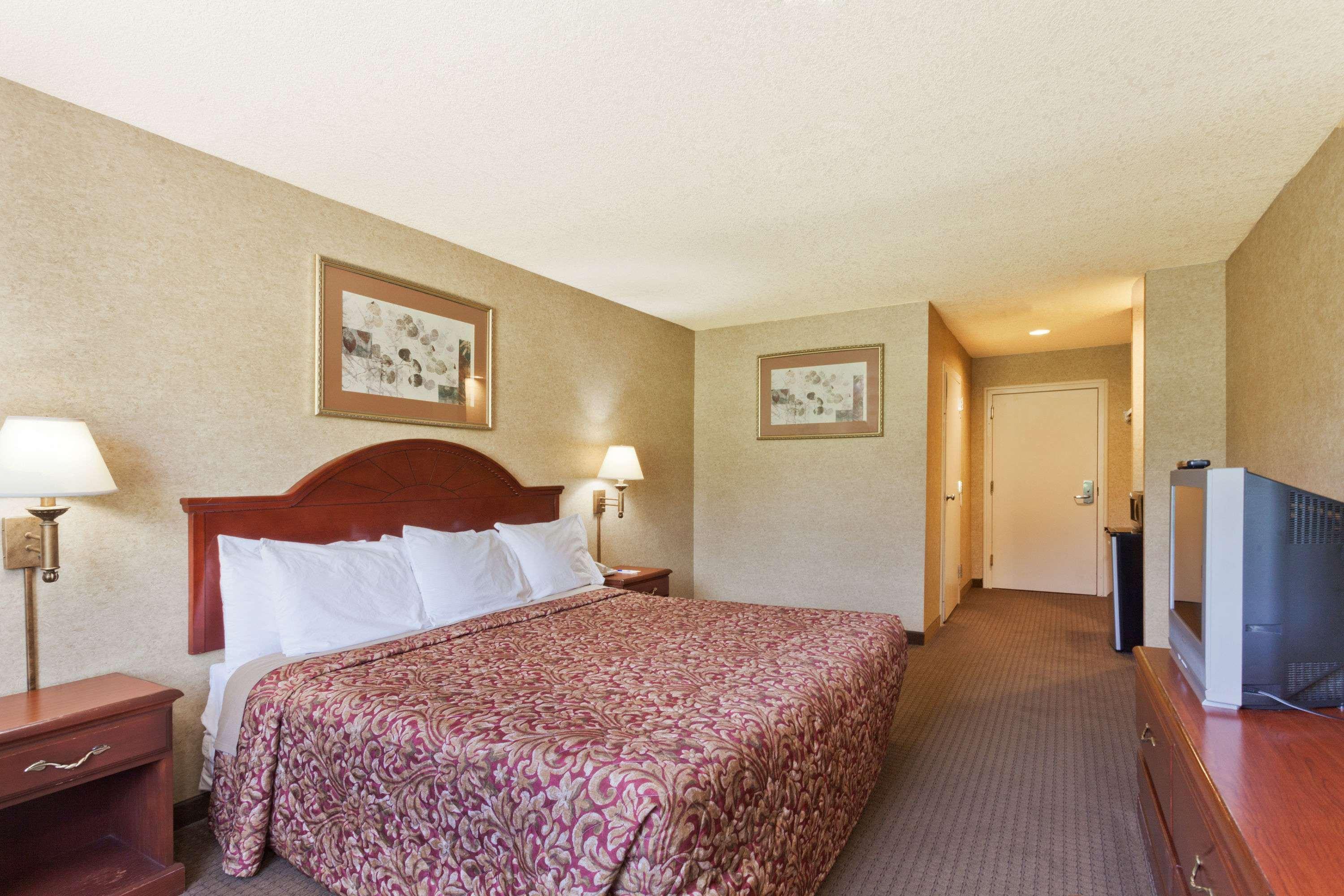 Days Inn & Suites By Wyndham Wynne Экстерьер фото