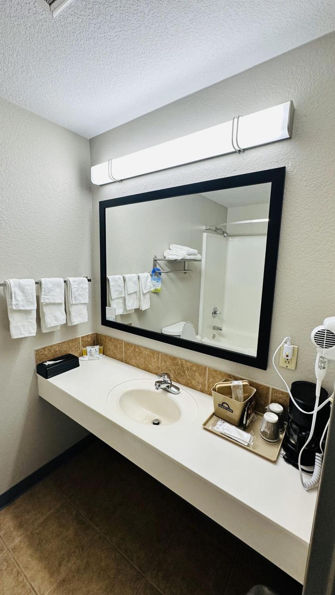 Days Inn & Suites By Wyndham Wynne Экстерьер фото